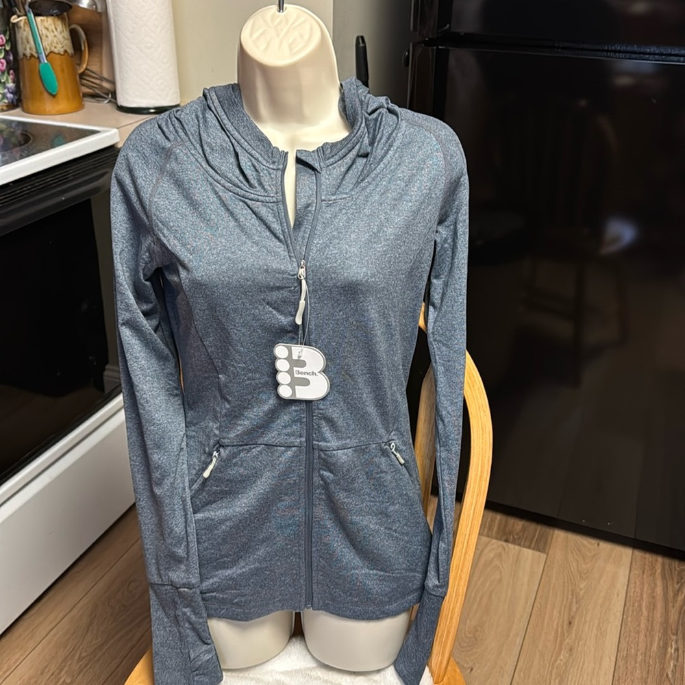 Bench S NWT SLATE BLUE LIGHTWEIGHT ZIPPER POCKETS THUMBHOLE WORKOUT HOOD JACKET